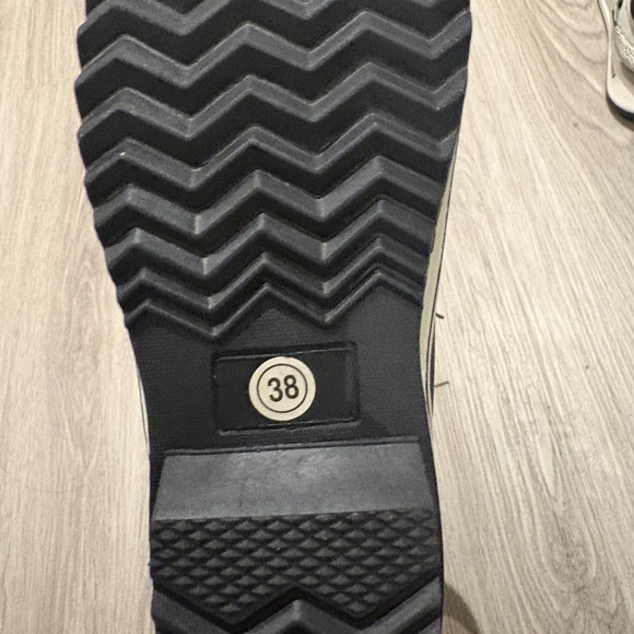 Brand new women’s snow boots. Warm, fur lined. - Picture 4 of 5